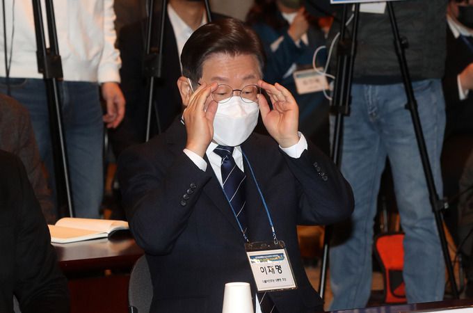 더불어민주당 이재명 대선후보가 6일 서울 프레스센터에서 열린 한국행정학회 주최 대통령선거 후보자 초청 토론회에서 안경을 고쳐 쓰고 있다.   국회사진기자단