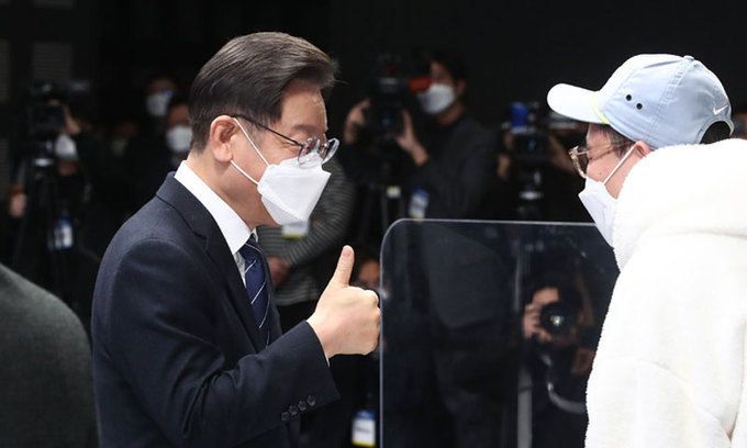 혁신기업 정책간담회 참석 더불어민주당 이재명 대선 후보(왼쪽)가 6일 서울 강남구 코엑스 스튜디오 159에서 열린 ‘CES2022 라이브’ 혁신기업 정책간담회에서 참석자들과 인사하고 있다. 국회사진기자단