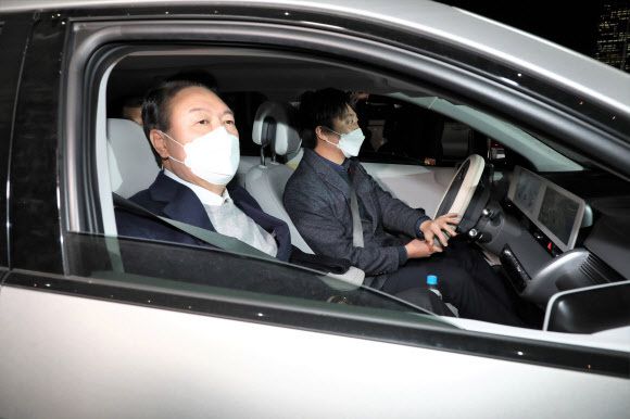 윤석열 국민의힘 대선 후보와 이준석 대표가 6일 오후 서울 여의도 국회에서 열린 의원총회를 마친 후 차량에 탑승하고 있다. 공동취재사진