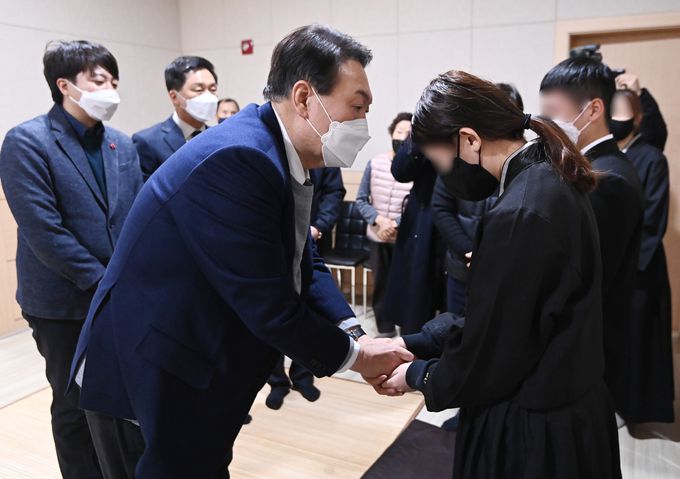 국민의힘 윤석열 대선 후보와 이준석 대표가 6일 오후 경기도 평택 제일장례식장에 마련된 고 이형석 소방경의 빈소를 찾아 조문을 마친 뒤 유가족을 위로하고 있다.    뉴시스