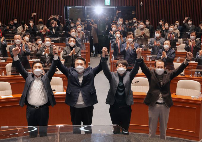 윤석열 국민의힘 대선 후보와 이준석 대표가 6일 오후 서울 여의도 국회에서 열린 의원총회에서 손을 맞잡고 있다. 왼쪽부터 김기현 원내대표, 윤 후보, 이 대표, 권영세 선대본부장. 공동취재사진