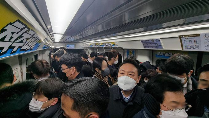 국민의힘 윤석열 대선 후보가 7일 김포골드라인을 타고 서울 여의도 당사로 향하며 출근길 '지옥철' 체험을 하고 있다. 국민의힘 선대본 제공