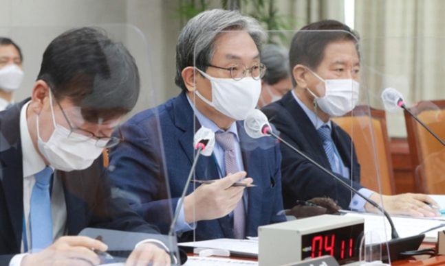 노영민 전 대통령 비서실장.(가운데) 뉴스1