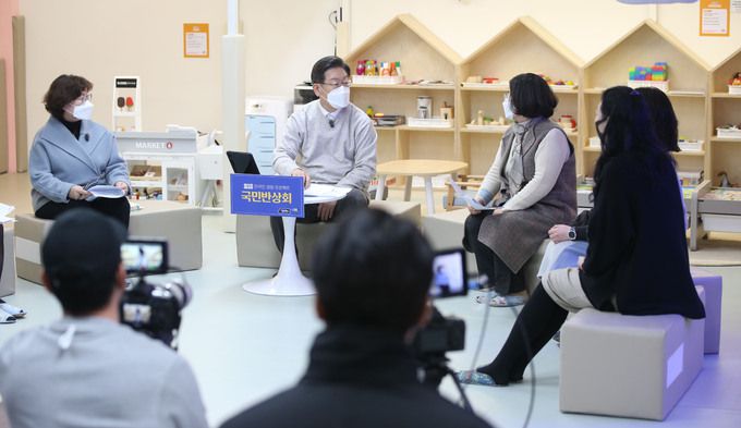 더불어민주당 이재명 대선 후보가 7일 오후 서울 동작구 맘스하트카페에서 열린 '아이 키우기 좋은 사회' 국민반상회에서 참석자들의 발언을 경청하고 있다. 국회사진기자단