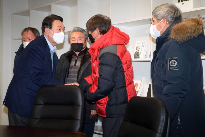 윤석열 국민의힘 대선 후보가 7일 서울 여의도 당사에서 대장동 개발 피해 원주민들과 면담에 앞서 인사하고 있다 뉴시스