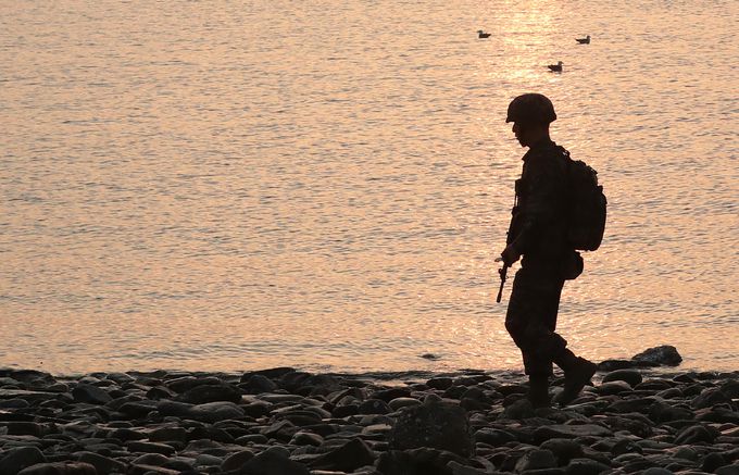 인천 옹진군 대연평도에서 한 해병대 장병이 해안을 살피고 있다. 세계일보 자료사진