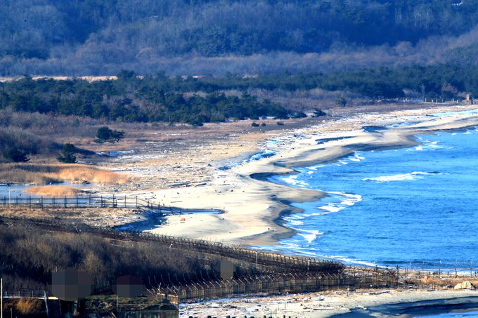 2일 오후 민간인이 들어갈 수 있는 최북단 강원도 고성군 통일전망대에서 우리 군 철책이 보인다. 고성=뉴시스