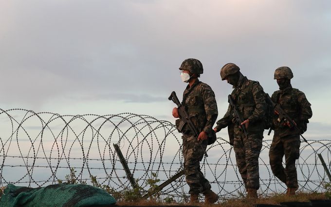 인천 옹진군 대연평도에서 해병대 장병들이 해안 순찰을 하고 있다. 세계일보 자료사진