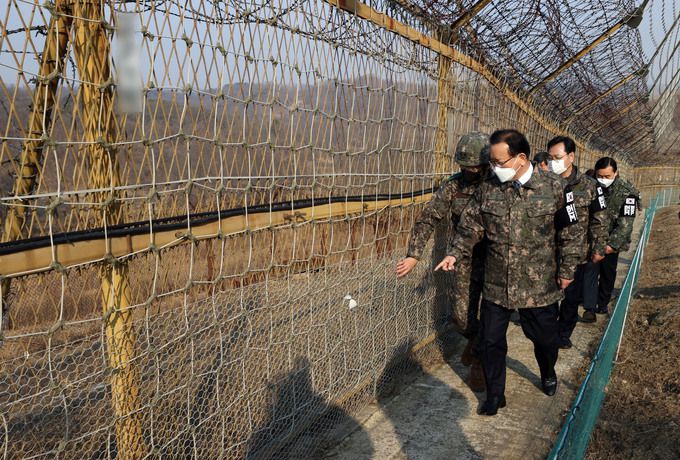 김부겸 국무총리가 지난달 29일 경기도 양주 25사단을 방문해 철책 주변을 둘러보고 있다. 양주=연합뉴스