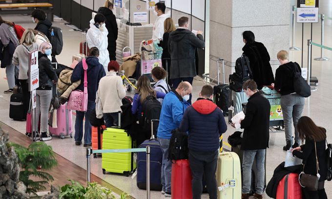 국내 코로나19 유행이 감소세를 이어가고 있는 가운데 9일 신규 확진자는 3천명대 초반, 위중증 환자는 800명대로 집계됐다. 해외유입 신규 확진자는 236명으로 역대 최다였다. 사진은 이날 영종도 인천국제공항 제1여객터미널 입국장에서 이동 중인 해외 입국자들. 연합뉴스