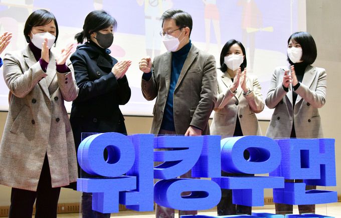 더불어민주당 이재명 대선 후보(가운데)가 10일 서울 동작구 대방동 스페이스살림에서 열린 ‘일하는 여성을 위한 스타트업 대표 간담회’에서 기념촬영을 하며 참석자들과 인사하고 있다. 서상배 선임기자