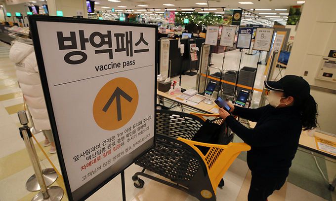 백화점·대형마트 등 면적 3000㎡ 이상 대규모 점포에 대한 방역패스 의무 적용이 시행된 10일 오후 서울 시내 한 대형마트에서 시민들이 QR코드로 출입인증을 하고 있다. 뉴스1