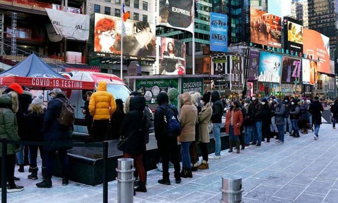 뉴욕 타임스스퀘어 코로나 검사소 앞에 줄을 선 시민들. AFP연합뉴스