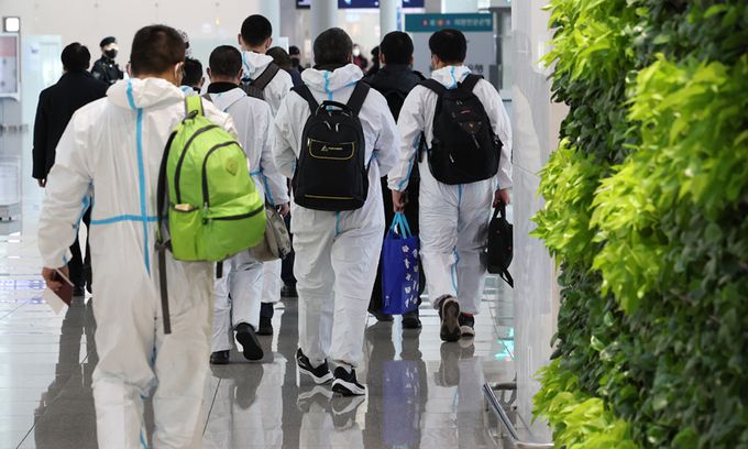 9일 영종도 인천국제공항 제1여객터미널 출국장에서 탑승장으로 향하는 중국행 항공편 여행객들. 연합뉴스