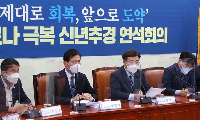 윤호중 더불어민주당 원내대표가 5일 서울 여의도 국회에서 열린 코로나 극복 신년추경 연석회의에서 발언하고 있다. 뉴스1