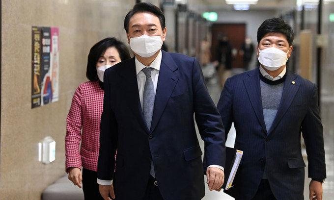 윤석열 국민의힘 대선 후보가 11일 서울 여의도 국회에서 열린 코로나19 실내공기 과학적 방역관리 방안과 대안 모색 토론회에 참석하고 있다. 공동취재사진