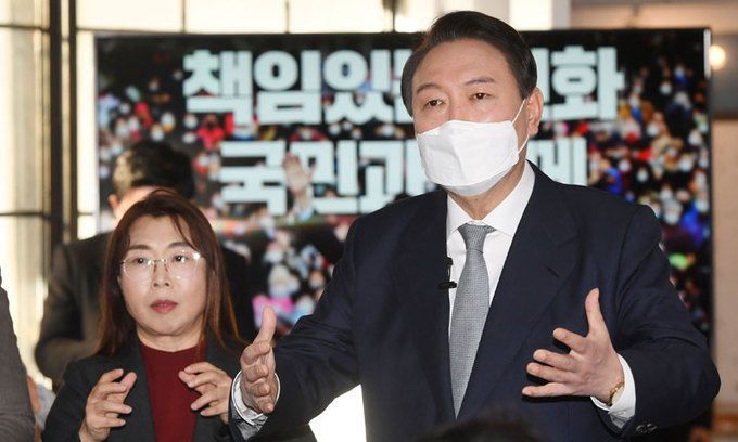 윤석열 국민의힘 대선후보가 11일 오전 서울 성동구 성수동 할아버지공장 카페에서 '진심, 변화, 책임'을 키워드로한 신년 기자회견을 마친 뒤 취재진 질문에 답하고 있다. 국회사진기자단