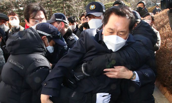 野 김기현, 대검 항의 방문 12일 서울 서초구 대검찰청을 항의 방문한 국민의힘 김기현 원내대표(오른쪽)가 입구를 막고 있는 방호과 직원들에 의해 제지당하고 있다. 국회사진기자단