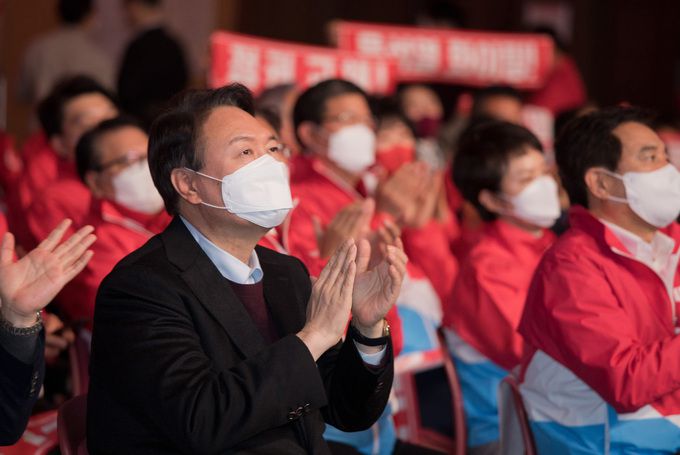 윤석열 국민의힘 대선 후보가 12일 오후 경기도 고양시 킨텍스에서 열린 경기도당 선거대책위원회 필승결의대회에서 박수치고 있다.    국회사진취재단