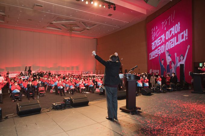 윤석열 국민의힘 대선 후보가 12일 오후 경기도 고양시 킨텍스에서 열린 경기도당 선거대책위원회 필승결의대회에서 당원들의 응원에 화답하고 있다.    국회사진취재단