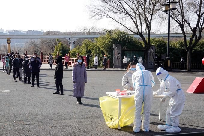 12일 중국 산시성 시안이 신종코로나바이러스감염증(코로나19) 확산에 따른 봉쇄조치 20일째를 맞은 가운데 주민들이 핵산 검사를 받기 위해 줄지어 있다.    시안 AFP-연합뉴스