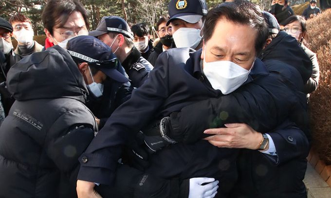 12일 서울 서초구 대검찰청을 항의 방문한 국민의힘 김기현 원내대표 등 의원들이 입구를 막고 있는 방호과 직원들에 의해 제지당하고 있다. 뉴시스