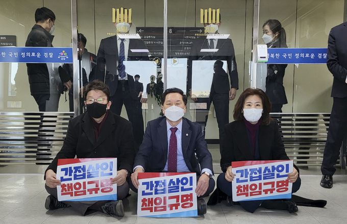 이재명 더불어민주당 대선 후보의 '변호사비 대납 의혹' 최초 제보자인 이모 씨가 숨진 채 발견된 것과 관련해 대검을 항의 방문한 김기현 국민의힘 원내대표가 12일 서울 서초구 대검 검찰총장실 앞에서 권성동 의원 등과 김오수 총장 면담을 요청하며 연좌 농성을 하고 있다.  국민의힘 제공