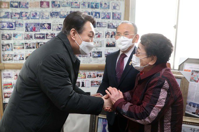 국민의힘 윤석열 대선 후보가 14일 경남 창원시 마산합포구에 위치한 신신예식장을 방문해 무료 예식 봉사로 잘 알려진 백낙삼·최필순 부부와 만남을 갖고 있다. 뉴시스