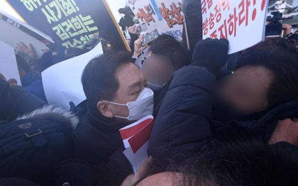 김기현 국민의힘 원내대표 등이 14일 오전 윤석열 대선 후보의 부인 김건희씨의 7시간 통화 녹취록을 보도할 예정인 서울 마포구 MBC를 항의 방문, 시민단체 회원 등과 대치하고 있다. 뉴시스