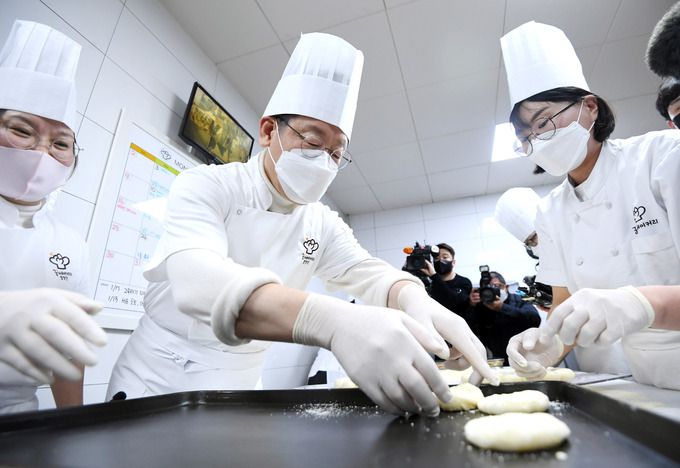 더불어민주당 이재명 대선 후보가 14일 인천 중구 비영리민간단체 꿈베이커리를 방문해 빵 만들기 체험을 하고 있다. 뉴시스