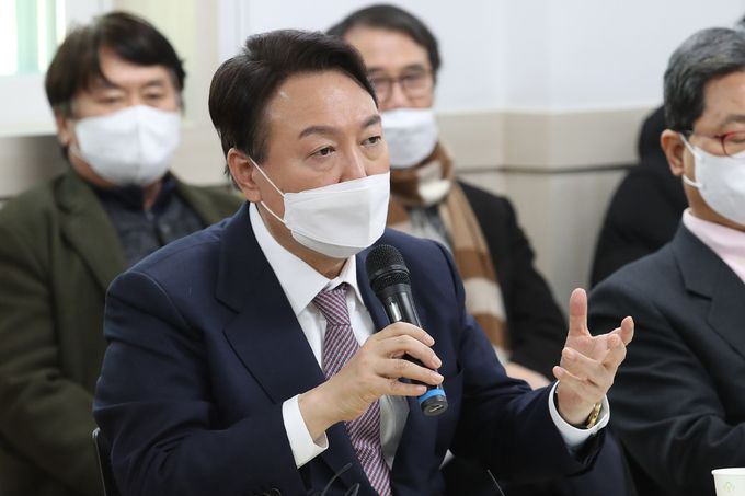 국민의힘 윤석열 대선 후보가 14일 오후 경남 창원시 마산회원구 봉암공단회관에서 열린 기업협의회와 간담회에 참석해 발언하고 있다. 연합뉴스