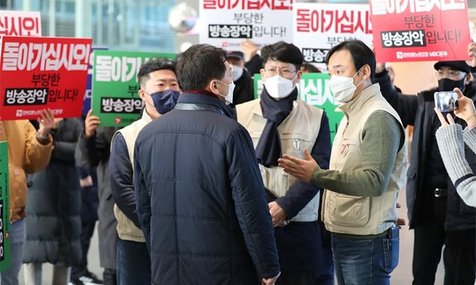 국민의힘 윤석열 대선 후보 배우자 김건희씨의 '7시간 통화 녹취록'을 보도 예고한 MBC를 항의 방문한 국민의힘 김기현 원내대표가 지난 14일 서울 마포구 상암동 MBC 사옥 로비에서 MBC 노조원들에게 가로막혀 있다. 연합뉴스