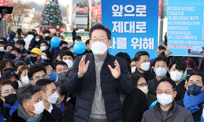 더불어민주당 이재명 대선후보가 16일 강원도 강릉시 중앙시장을 방문, 즉석연설하며 지지를 호소하고 있다. 연합뉴스
