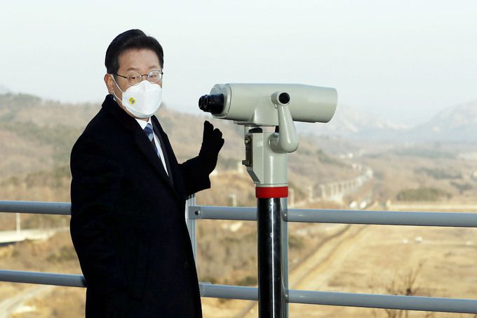 이재명 더불어민주당 대선 후보가 16일 강원 고성군 통일전망대를 방문해 전망대 주변을 바라보고 있다. 뉴시스