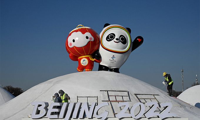 지난 11일 중국 베이징에서 인부들이 베이징 동계올림픽과 패럴림픽 마스코트인 '빙둔둔'(오른쪽)과 '쉐룽룽' 조형물을 설치하고 있다. 베이징=AFP연합뉴스