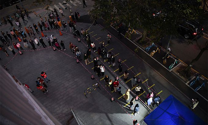 중국 광둥성 선전의 주민들이 지난 11일 신종코로나바이러스감염증(코로나19) 검사소 주변에 줄지어 있다. 선전=신화연합뉴스