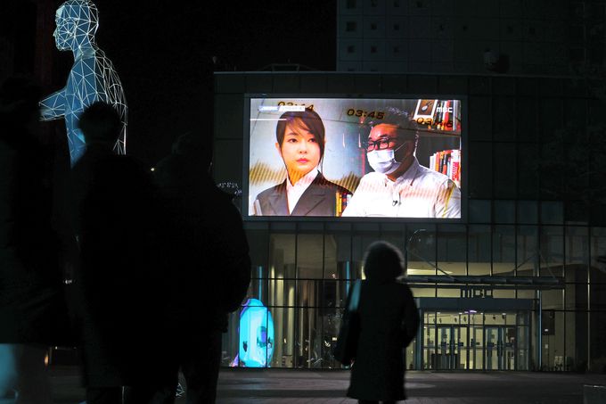지난 16일 오후 서울 상암동 MBC 사옥에 걸린 전광판에서 국민의힘 윤석열 대선 후보의 배우자 김건희 씨의 '7시간 전화 통화' 내용을 다루는 MBC 프로그램 '스트레이트'가 방영되고 있다.   연합뉴스