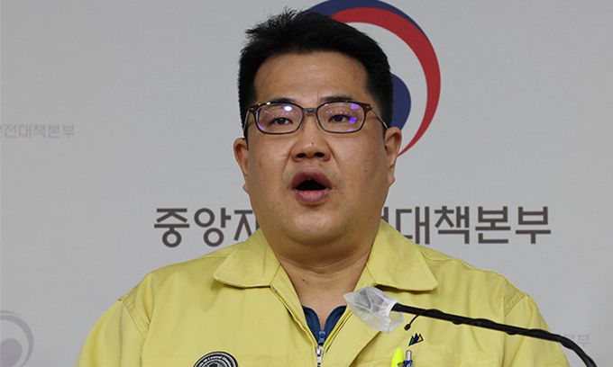 손영래 중앙사고수습본부 사회전략반장이 17일 세종시 정부세종청사에서 열린 신종 코로나바이러스 감염증(코로나19) 대응 중앙재난안전대책본부 정례브리핑에서 방역패스(접종증명·음성확인제) 해제와 관련해 설명하고 있다. 연합뉴스