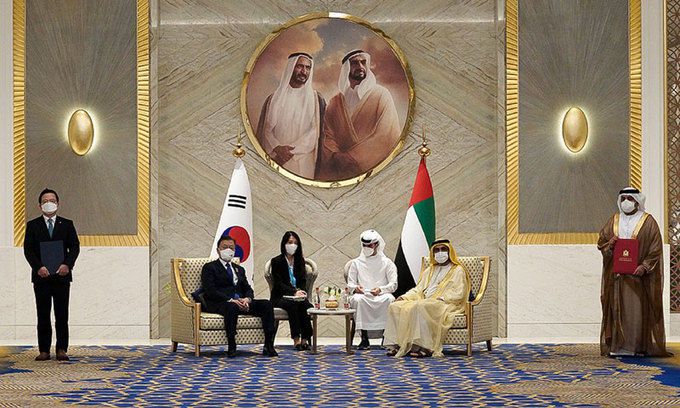 문재인 대통령과 셰이크 무함마드 빈 라시드 알막툼 UAE 부통령 겸 총리(두바이 통치자)가 16일(현지시간) 아랍에미리트 두바이 엑스포 리더십관에서 천궁-Ⅱ(M-SAM2, 중거리 지대공미사일) 사업계획서 교환 후 기념촬영을 하고 있다. 왼쪽부터 어성철 한화시스템 대표, 문 대통령, 알막툼 UAE 총리, 무암마르 아부셰하브 UAE 타와준(TTI) 사장. 청와대 제공