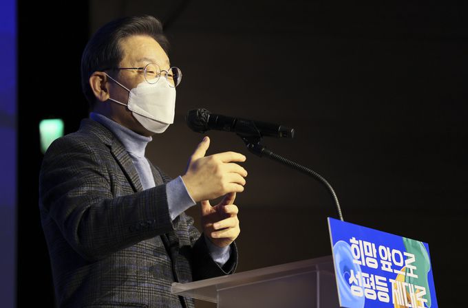 이재명 더불어민주당 대선후보가 18일 서울 마포구 누리꿈스퀘어에서 열린 '중앙선대위 여성위원회 필승결의대회'에 참석헤 여성 관련 공약을 발표하고 있다.