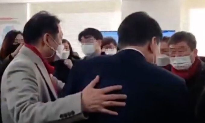 尹에 안내하는 전씨 지난 1일 국민의힘 윤석열 대선후보가 선거대책본부의 네트워크본부 사무실을 방문했을 당시 무속인 전모씨(왼쪽)가 윤 후보의 등에 손을 얹은 채 근무자들과 인사하도록 안내하고 있다. 출처=유튜브