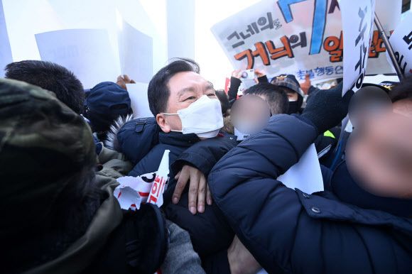 MBC를 항의 방문한 김기현 국민의힘 원내대표가 지난 14일 서울 상암동 MBC에서 더불어민주당 지지자들에게 둘러싸여 있다. 국회사진취재단