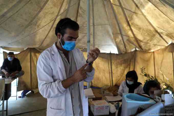 아프간 카불서 코로나19 백신 접종을 준비하는 의사. AP 연합뉴스 자료사진.