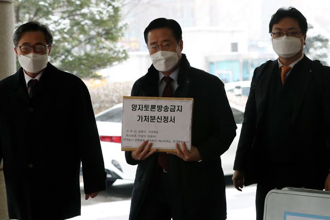 이태규 국민의당 총괄선대본부장이 19일 서울 마포구 서부지방법원을 찾아 지상파 3사를 대상으로 대통령후보 초청토론 방송금지가처분 신청서를 제출하고 있다. 뉴스1