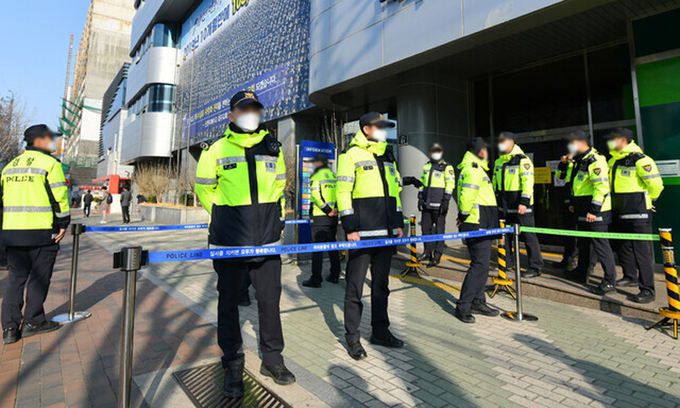 지난 2020년 3월 대구시 행정조사가 진행중인 신천지 대구교회 건물 주변을 경찰관들이 지키고 있다. 대구시 제공