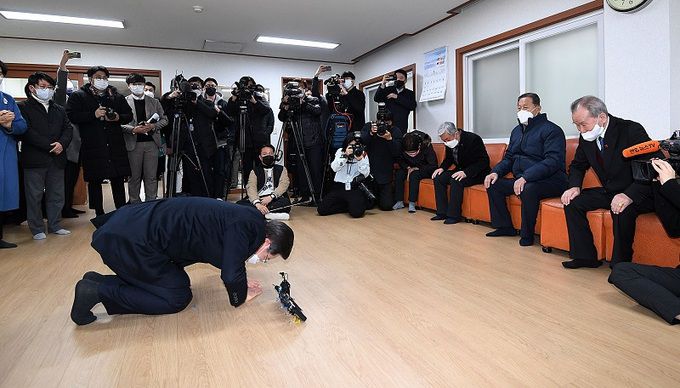 이재명 더불어민주당 대선 후보가 19일 서울 동작구 신대방2동 경로당을 방문해 전국 경로당 회장단에 새해맞이 큰절을 하고 있다. 연합뉴스