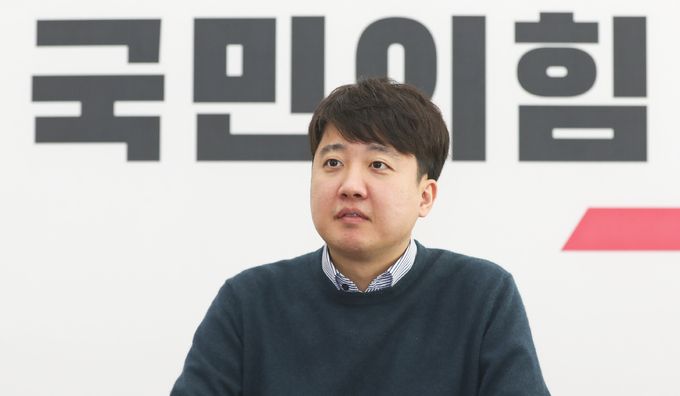 이준석 국민의힘 대표가 18일 서울 여의도 국회 당대표실에서 뉴시스와 인터뷰를 하고 있다. 뉴시스