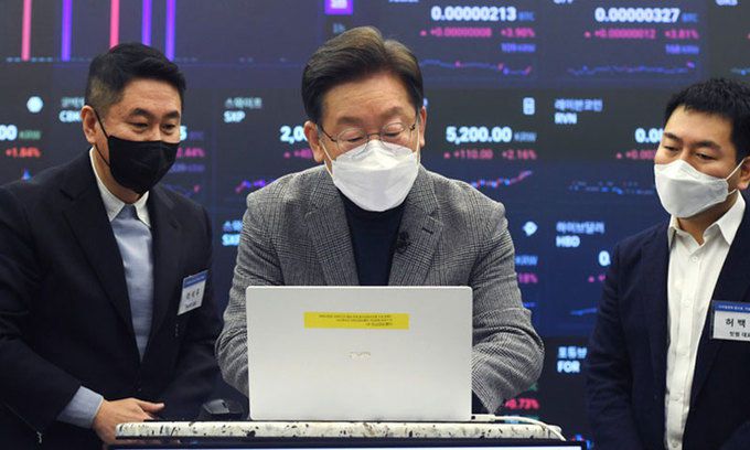 NFT 발행 시연 더불어민주당 이재명 대선 후보(가운데)가 19일 서울 강남구 업비트라운지에서 가상자산 거래소 현장 간담회 참석에 앞서 ‘이재명 소확행 공약 1호’를 NFT로 발행하는 시연을 하고 있다. 허정호 선임기자