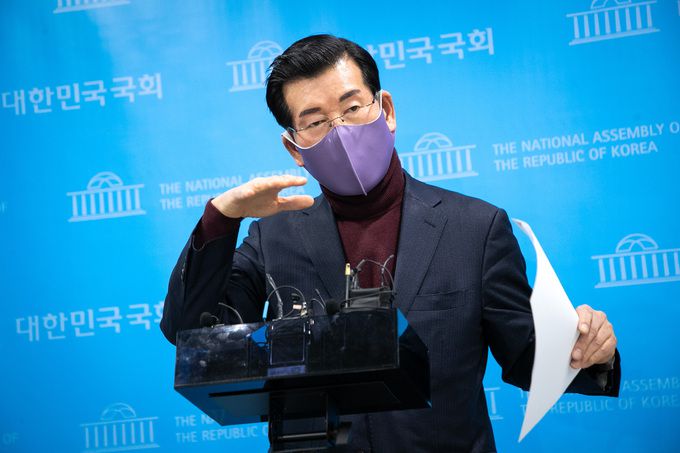 ‘굿바이 이재명’ 저자 추가 기자회견 ‘굿바이 이재명’의 저자 장영하 변호사가 19일 서울 여의도 국회에서 전날 공개한 더불어민주당 이재명 대선 후보의 욕설 파일과 관련한 추가 기자회견을 하고 있다. 허정호 선임기자