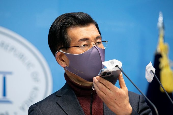 ‘굿바이 이재명’ 저자 장영하 변호사가 지난 19일 오전 서울 여의도 국회 소통관에서 기자회견을 열고 있다. 연합뉴스